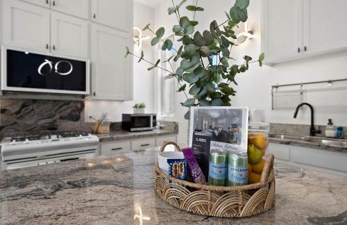 City Lights and Rooftop Nights by Rather Be Properties - Foto 43