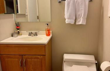 Designer Themed 4 Bedroom in Best Location with Patio and Fireplace - Foto 35