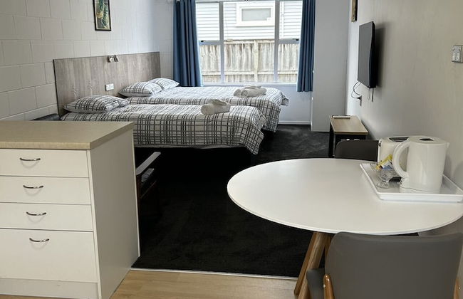 Avon Apartments - Photo 3