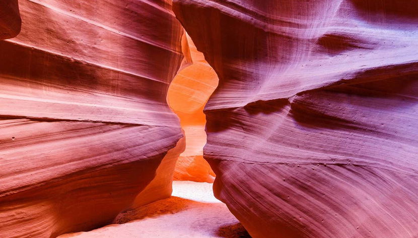 Contemplando le pareti rocciose del Lower Antelope Canyon
