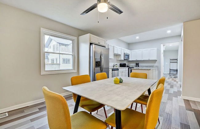 Spacious 6BR/3BA House w/ Parking! Sleeps 20! - Foto 54