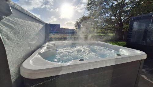 Grand Idyllic Hideaway Home With Hot Tub, Sleeps 8 - Foto 3