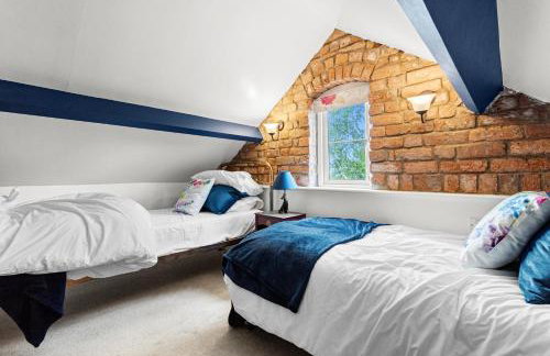 Charming 2-BR Cottage in Stonehouse with Courtyard Garden and Log Fire - Foto 3