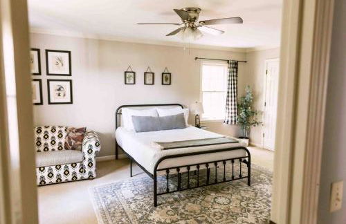 ~ The Cozy Farmhouse ~ | Sleeps 10+ | Farm Views - Foto 25