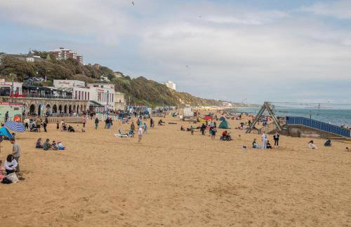 Modern, comfy Town centre gem, near beach, parking - Photo 79
