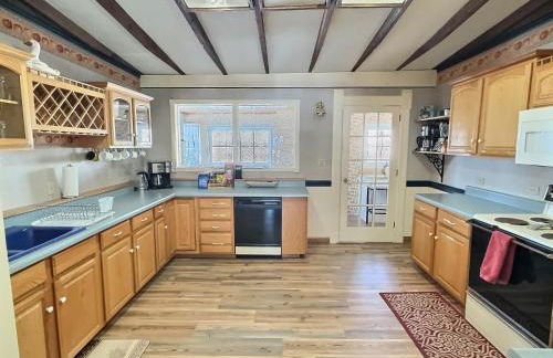 Gem Palace with Hot Tub Sauna - Photo 23