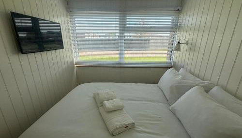 Beautifully appointed 2 storey chalet with access to outdoor swimming pool - 5 minute stroll to miles of sandy beach - Near to the Norfolk Broads & Great Yarmouth - Foto 4