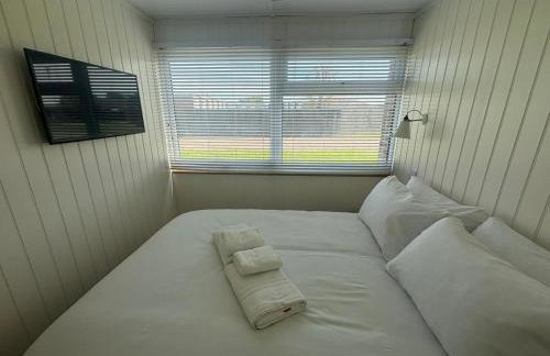 Beautifully appointed 2 storey chalet with access to outdoor swimming pool - 5 minute stroll to miles of sandy beach - Near to the Norfolk Broads & Great Yarmouth - Foto 4