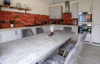 Impressive 4 Bed House Sleeps 8 - Private Parking Fast Wi-Fi Netflix & Foosball, Business Insurance and Leisure Travellers Welcome - Foto 35