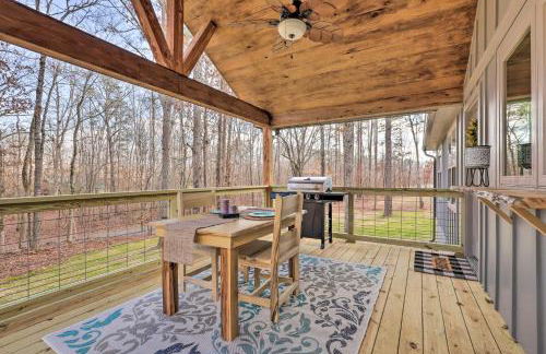 Creek-View Getaway with Deck, Yard, and Fire Pit! - Foto 18
