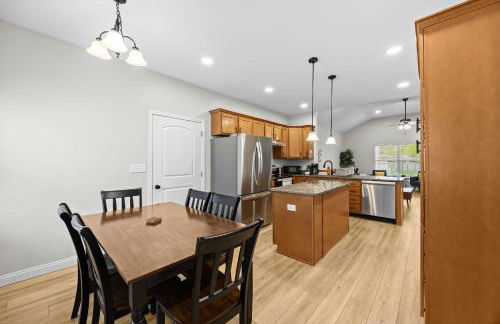 3BR 2BA Home with King Queen & Twin Beds - Foto 13