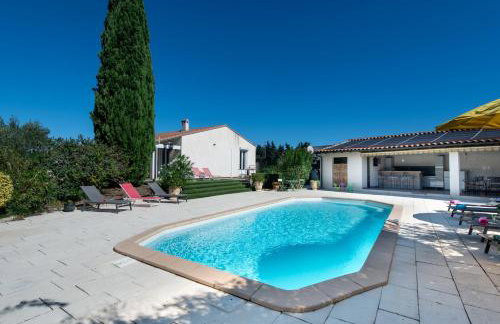 Villa l'ESTEL charme provençal, 15 pers, piscine privée & aire de jeux, au coeur du triange Arles-Avignon-Nîmes - Foto 3