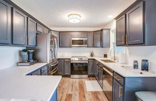 Beautifully Renovated Home Corner of ND and Angela - Foto 30