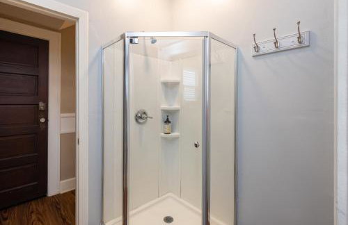 5 Bedroom 3200 Sq Ft House for Downtown Travelers - Photo 32