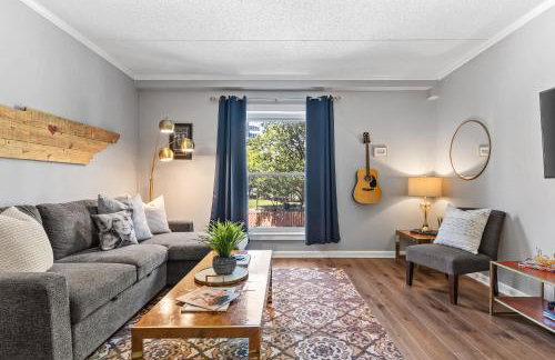 Famous MUSIC ROW 1 Bedroom Condo with FREE Parking and Pool - Foto 1