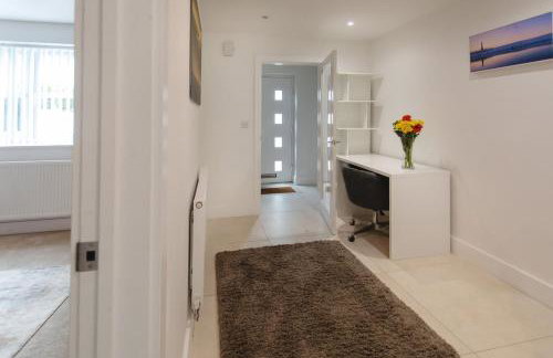 Luxe Detached 3 Bed Luxe House on Exclusive Private Estate Close to Coast Free Hot Tub Sleeps 6 Private Parking for 2 Cars - Photo 51