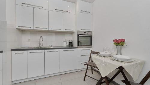 Lively Green Apartment in Wrocław with Balcony and Desk by Noclegi Renters - Foto 2