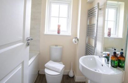 Impressive 4 Bed House Sleeps 8 - Private Parking Fast Wi-Fi Netflix & Foosball, Business Insurance and Leisure Travellers Welcome - Foto 7