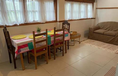 Casa COMPLETA, 2 quartos, Estacionamento GRATUITO, WIFI 300MB, frigobar, microondas, fogão e jardim - Foto 7