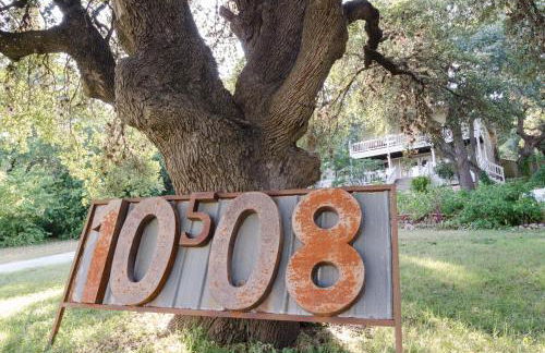 Remodeled Historic Lakefront Gem Overlooking Lake Travis and Jones Brothers Park *Great for Families and Groups* - Foto 23