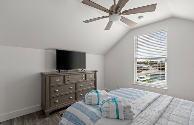 Brand NEW Expansive Coastal Home w/ Custom Furnishings Sleeps 15 - Foto 8