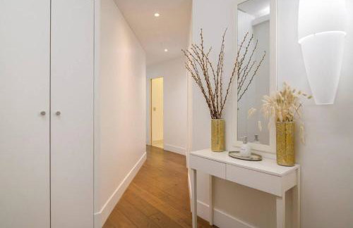 Two Bedroom Luxury Apartment - Balcony with View of Notre Dame - Photo 21