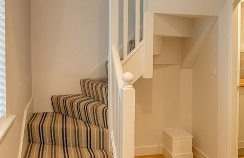Elegant 2BD Townhouse in Thirsk: Cozy & Stylish - Photo 9