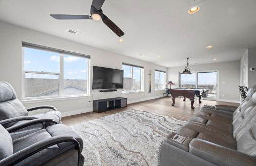 Rooftop Sunset Escape BBQ & Billiards Sleeps 8 - Foto 12