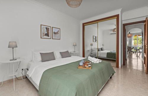 Elegant Flat with Pool & Balcony by HostWise - Foto 8