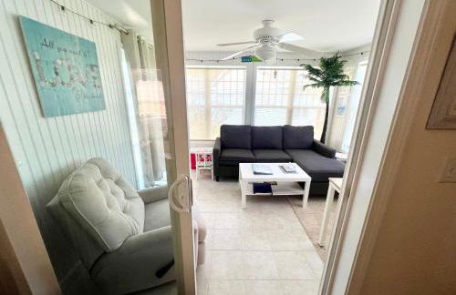 2026 Summer Cottage Sleeps 6, 2 Bedrooms Sun Room Jaccuzi 1 Mile to Beach! - Foto 13