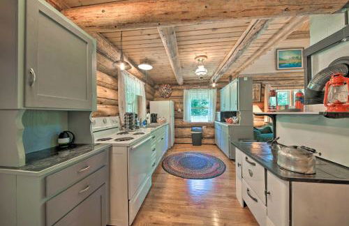 Expansive Moyie Riverfront Cabin - Pets Welcome! - Foto 8
