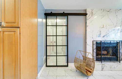 Lounge Area Office Fenced Yard Near It All - Photo 12