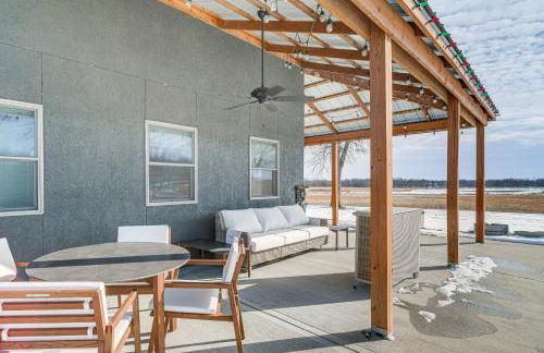 Patio and Fishing Pond! Modern Barndominium Near KC - Foto 4