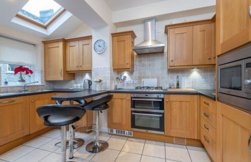 Sleeps 5 - 3 Bedrooms - walk to the square hosted Happy Valley cast - Foto 9