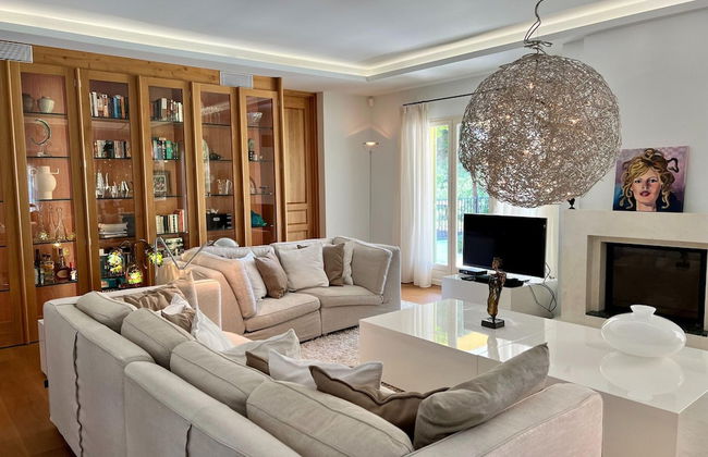 Luxury Villa With Private Pool - Photo 14