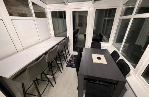 Luxury 4 Bedroom House in Harrow with Free Parking - Foto 9