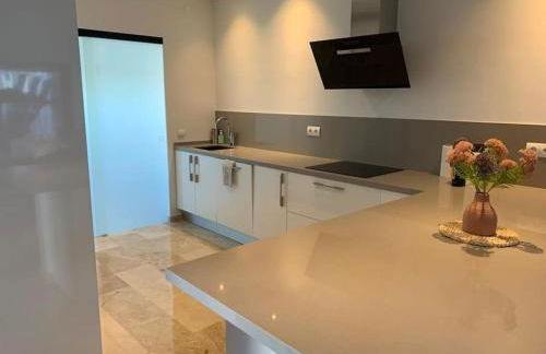 Modern House with large pool! - Photo 24