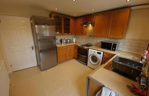 London Luxury 6 Bedroom Family House Sleeps 12 people Parking for 4 Cars Close to tube. - Foto 33