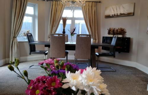 Sirius House - sleeps 7, driveway, garden - Photo 31