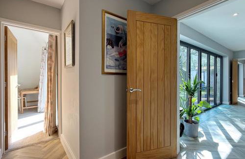 Historic Hampshire Cottage with Private Putting Green - Photo 9