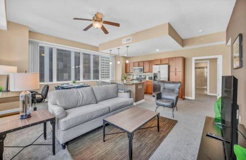 LAKE VIEW Sky-Suite in the Heart of Downtown! - Photo 8