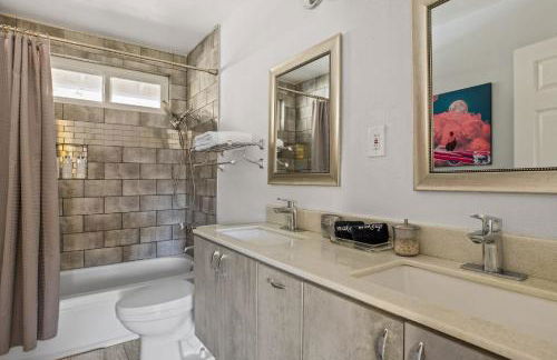 Neon Moon An Elevated Experience w Pool and Spa - Foto 50