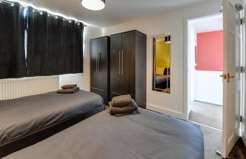 3 BR Home l Free Parking l 5 Guests l Garden l Long Stays l - Foto 7