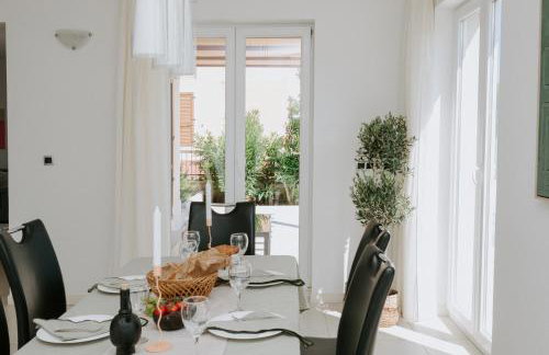 Villa Oleander by Domus Mirus - Rooftop Cinema & Pool & 6min Walk to Beach - Photo 8