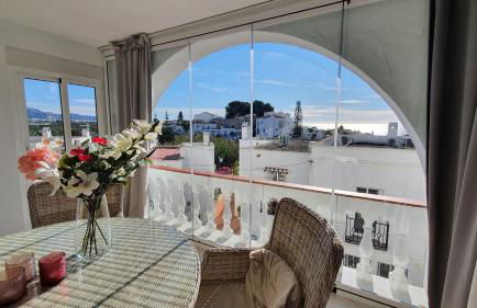 Stilfullt semesterhus nära pool och strand. - Foto 1