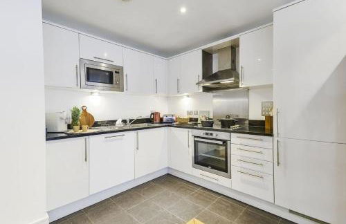 Elegant 2-Bedroom Apartment with Balcony - Foto 28