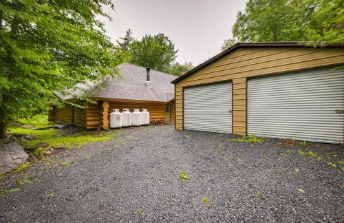 Secluded Greenville Cabin Walk to Moosehead Lake! - Foto 23