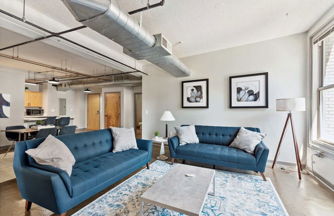 Spacious 2BR Downtown Retreat - Photo 40