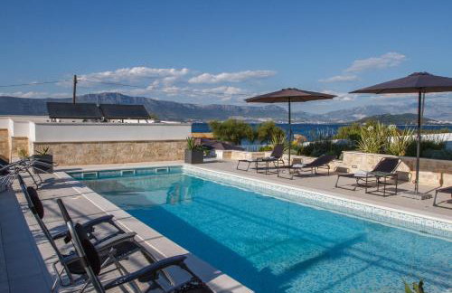 Luxury Poolside Villa - Photo 1