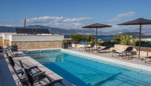 Luxury Poolside Villa - Photo 1